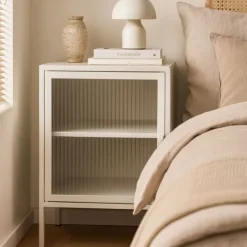 Xenos Nachtkastje Luca met geribbeld glazen deurtje - offwhite - 55.5x40x32 cm- Nachtkastjes