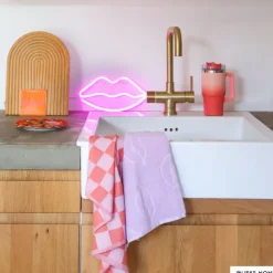 Xenos Neon LED lamp lippen - roze - 15x28x2 cm- Led Lampen